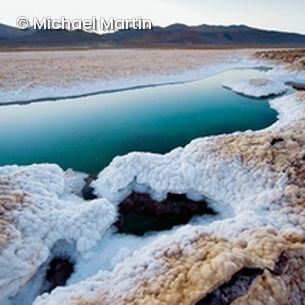 Wasser umgeben von Salzkristallen