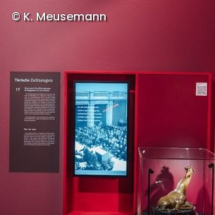 Ausstellungsvitrine mit Bundesgiraffe