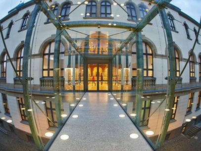 Eingang in großes Gebäude