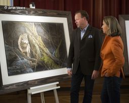 Mann und Frau vor Bild in Ausstellung